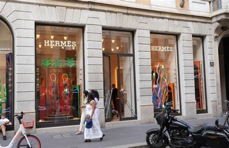 Milano, furto da Hermes: rubate borse per 90mila euro 